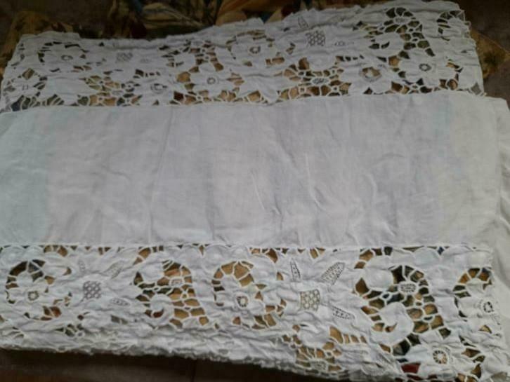 Double broderie ancienne en excellent état (de drap de lit), Antiquités & Art, Enlèvement ou Envoi