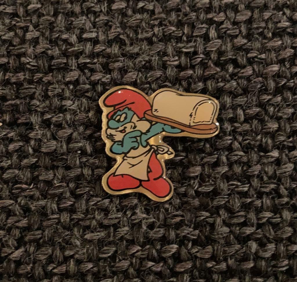 PIN - GROTE SMURF - DE SMURFEN - LES SCHTROUMPFS, Collections, Envoi, Utilisé, Figurine, Insigne ou Pin's