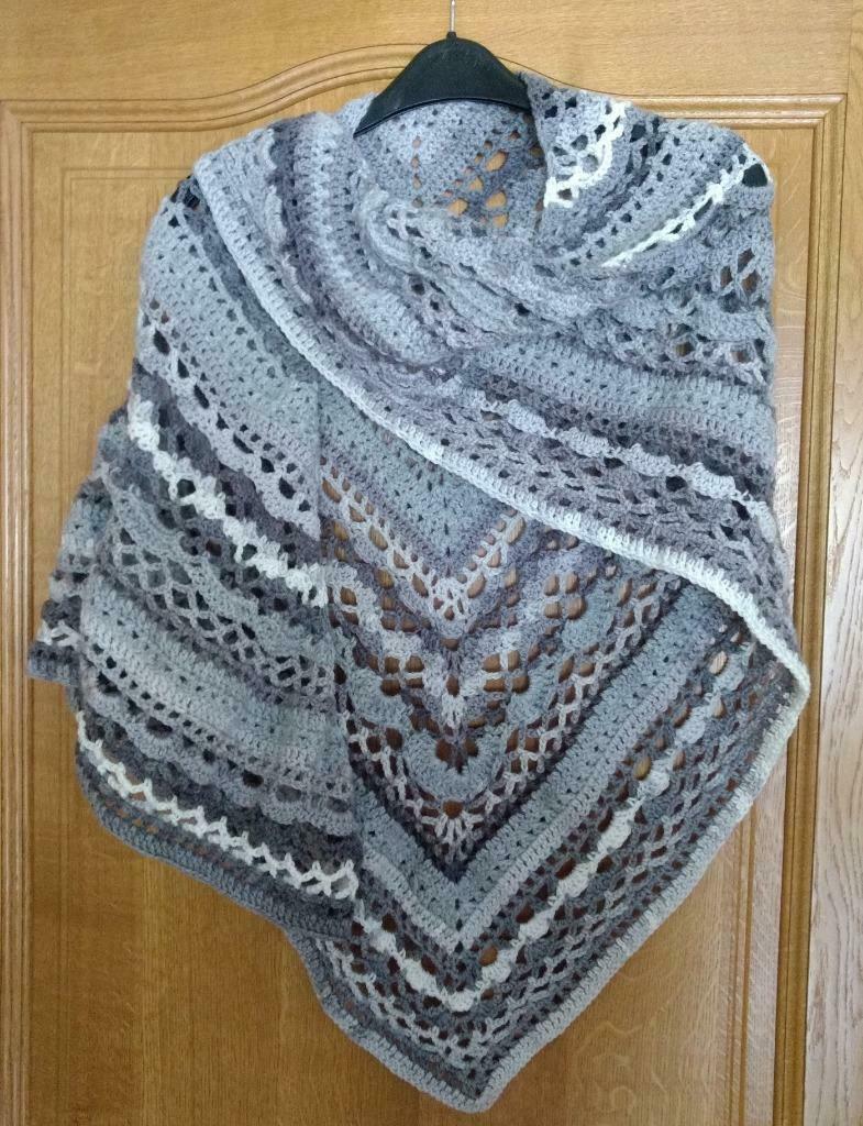 Châle aux tons gris, lavande, entièrement crocheté par moi-m, Enlèvement ou Envoi, Neuf, Gris