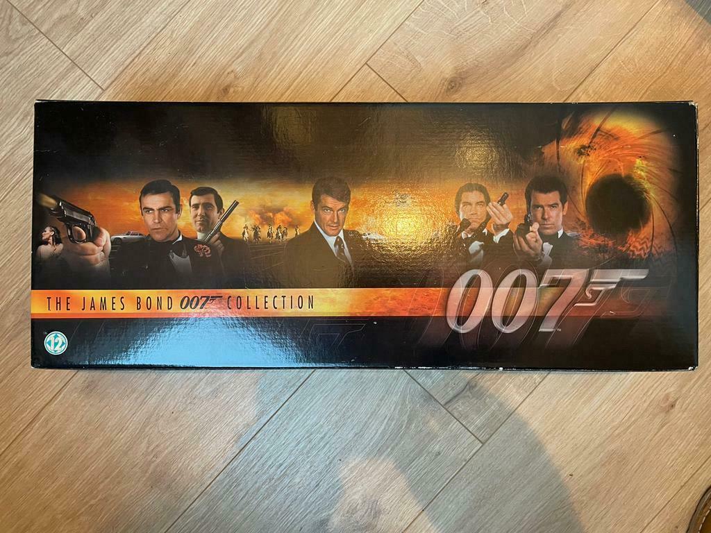 James Bond 007 collection - 19 VHS cassettes luxe box, Cd's en Dvd's, Ophalen of Verzenden, Zo goed als nieuw