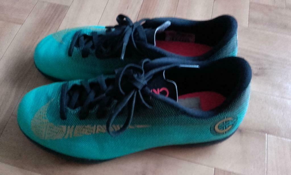 Baskets de foot en salle garçon (plusieurs photos), Kinderen en Baby's, Kinderkleding | Schoenen en Sokken, Gebruikt, Sportschoenen