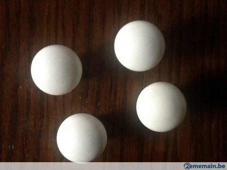 4 bouchons pour armoire