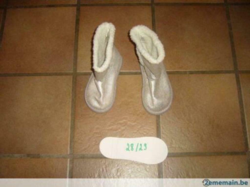 bottes argentées fourées type mouton 28/29 neuve, Enlèvement