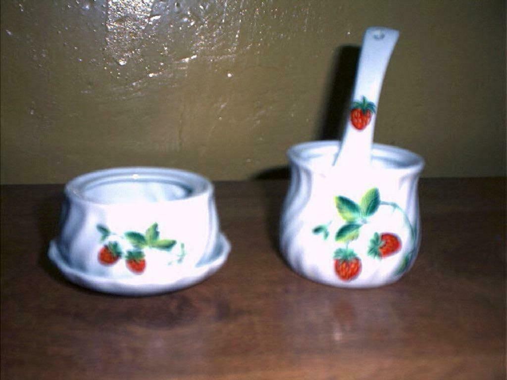 2 versierde sauspotjes (aardbei), Antiek en Kunst, Ophalen of Verzenden