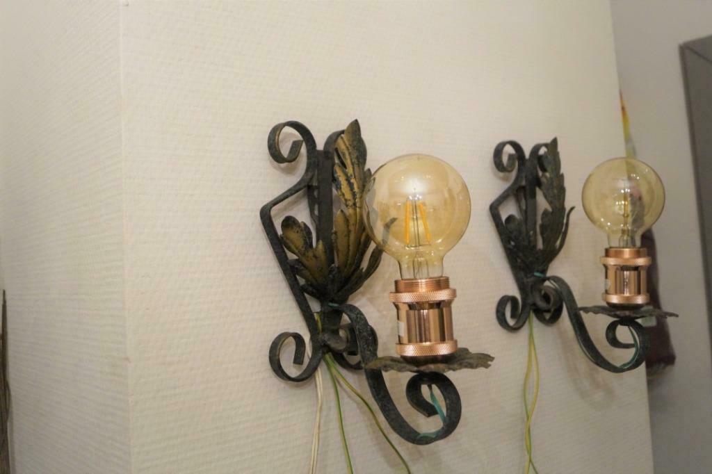 2 antieke brocante ijzeren muur lamp-/kandelaars, Antiek en Kunst, Ophalen of Verzenden