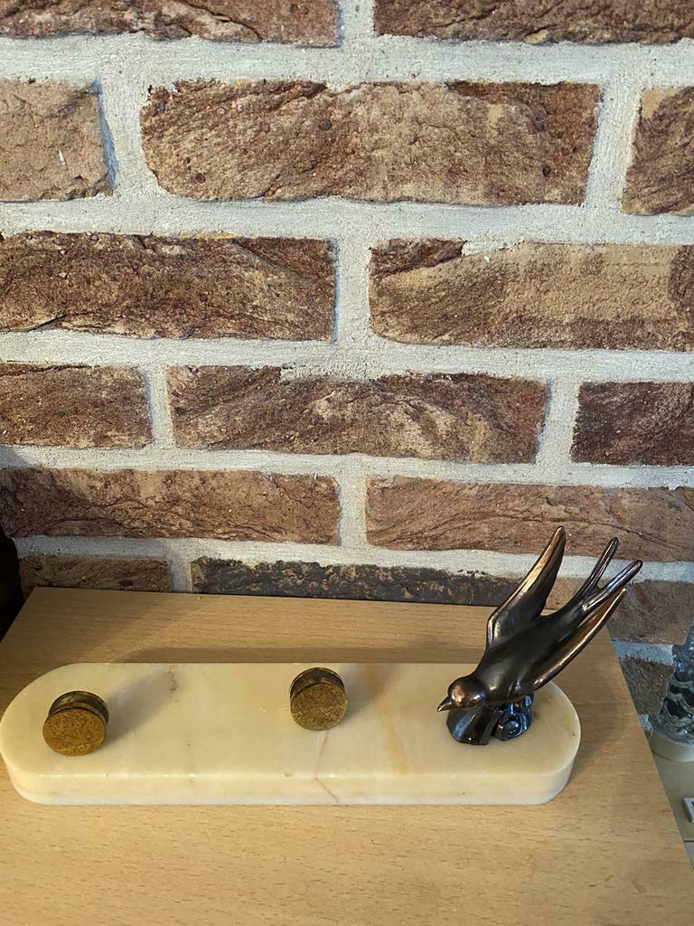 Ancienne hirondelle porte lettres sur marbre