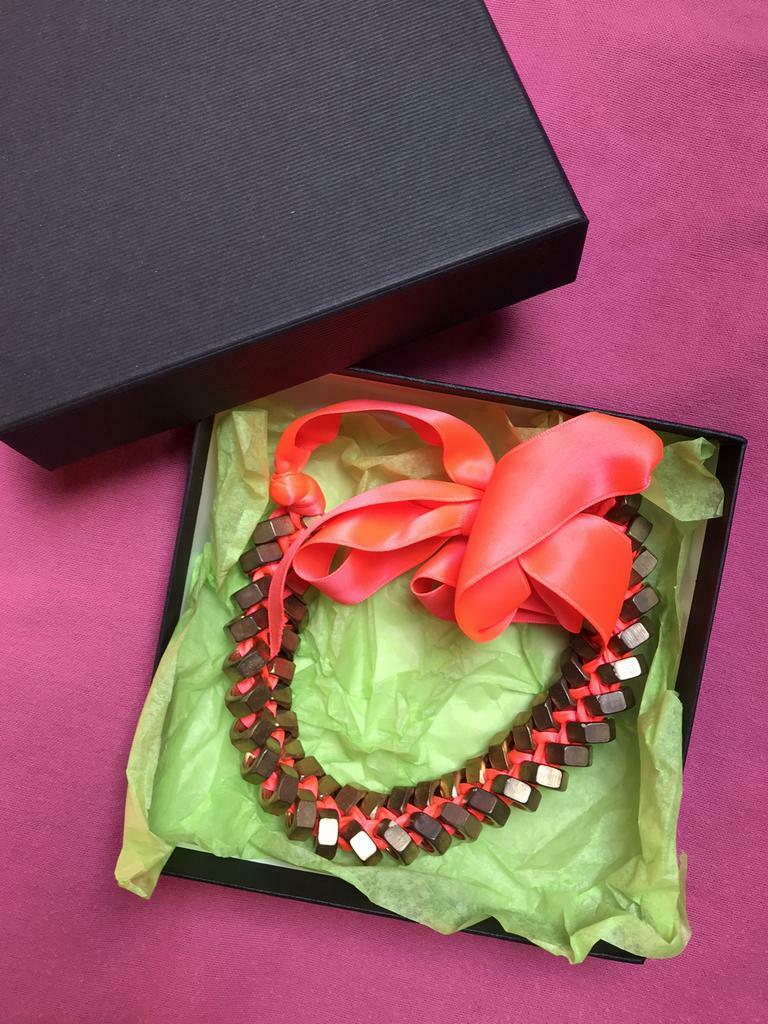 Nieuwe designer koraal lint gouden bouten ketting, Handtassen en Accessoires, Nieuw, Oranje