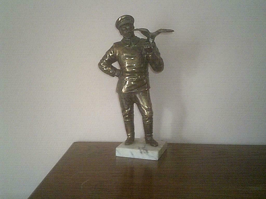 bronze soldat russe avec aigle en main de 1920 bronze creux, Ophalen, Brons