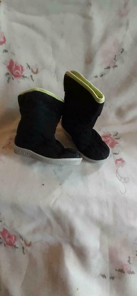 Paire de pantoufles botte caoutchouc et tissu pt23, Comme neuf, Pantoufles