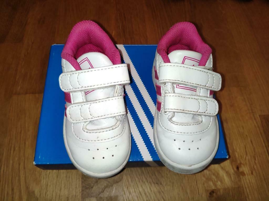 Schattige adidas sneakers adidas meisjes NIEUWSTAAT  maat 20, Kinderen en Baby's, Kinderkleding | Schoenen en Sokken, Adidas, Ophalen of Verzenden
