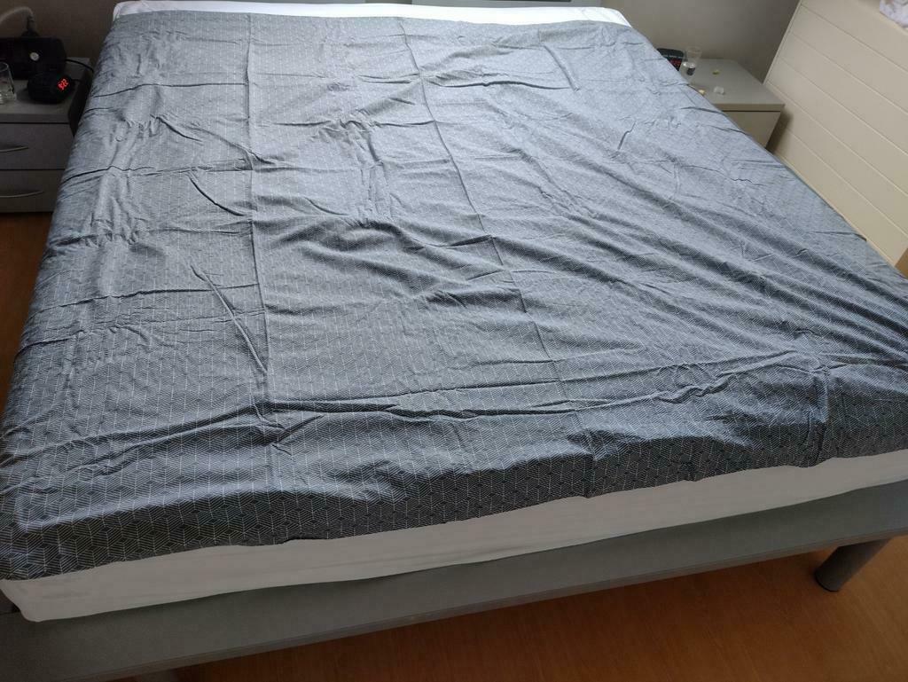 Dekbedovertrek 180x180, met 2 kussenslopen, Ophalen of Verzenden, Zo goed als nieuw, Grijs, Dekbedovertrek