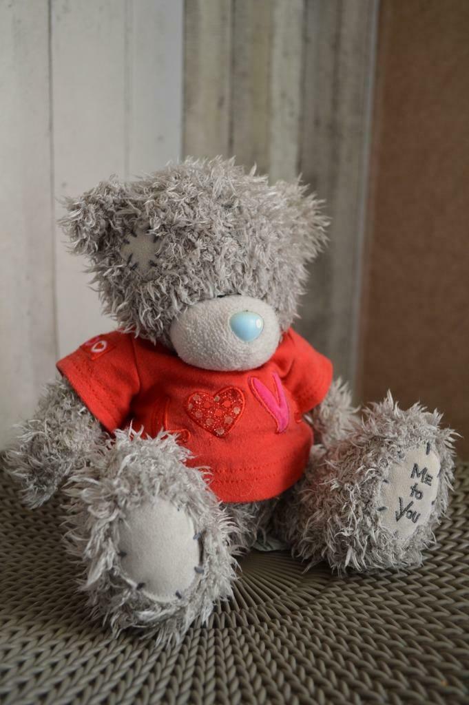 Me to you beer met rood LOVE truitje zittend 20 cm hoog, Verzamelen, Ophalen of Verzenden, Gebruikt, Stoffen beer, Me To You