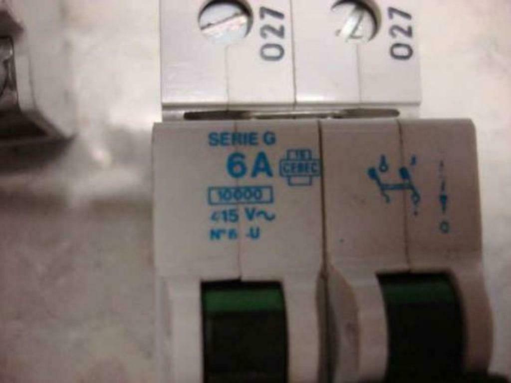 jw0111: 2 automaten van Vynckier 2-polig 6A, Doe-het-zelf en Bouw, Ophalen of Verzenden, Gebruikt, Overige typen