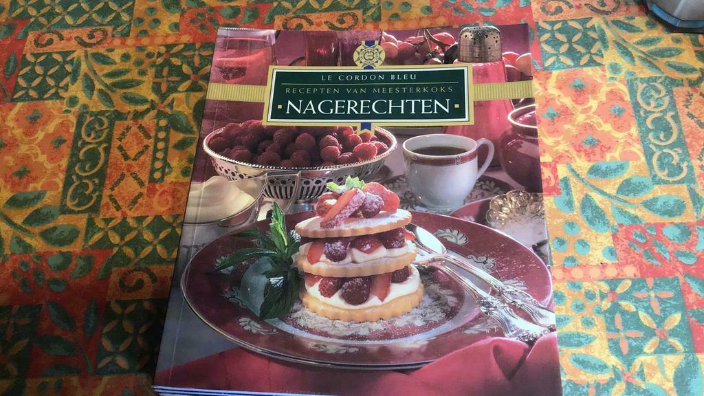 Livre de recettes Le cordon bleu (W), Enlèvement ou Envoi, Comme neuf, Europe, Tapas, Snacks et Dim Sum