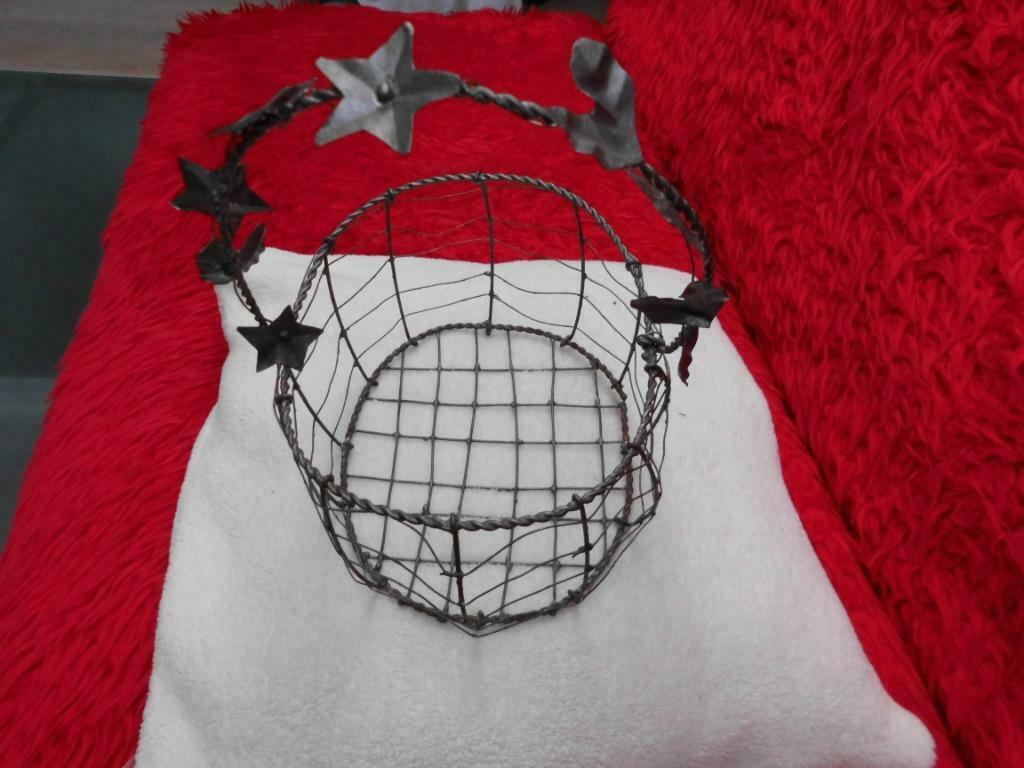 Adorable très vieux panier à oeufs en fer décoré avec poigné, Antiquités & Art, Antiquités | Autres Antiquités, Enlèvement ou Envoi