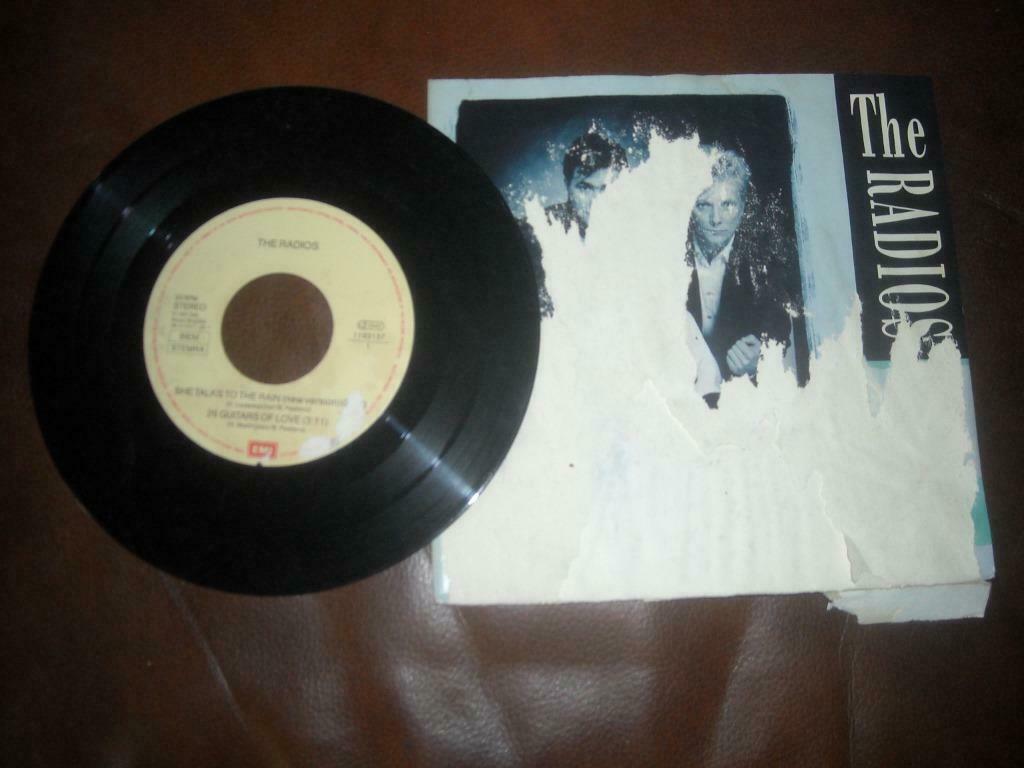 45T Radios : She talks to the rain / 26 guitars of love, Ophalen of Verzenden