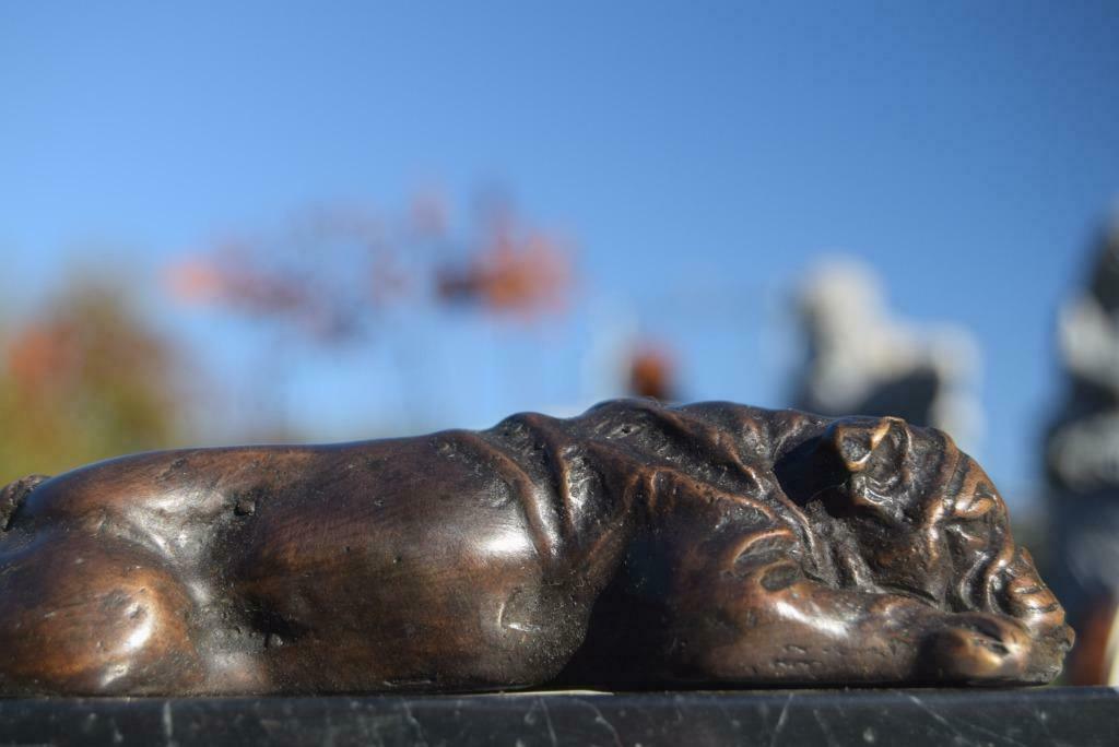 Bouledogue anglais affalé en bronze sur socle en marbre, Antiquités & Art, Enlèvement ou Envoi, Bronze
