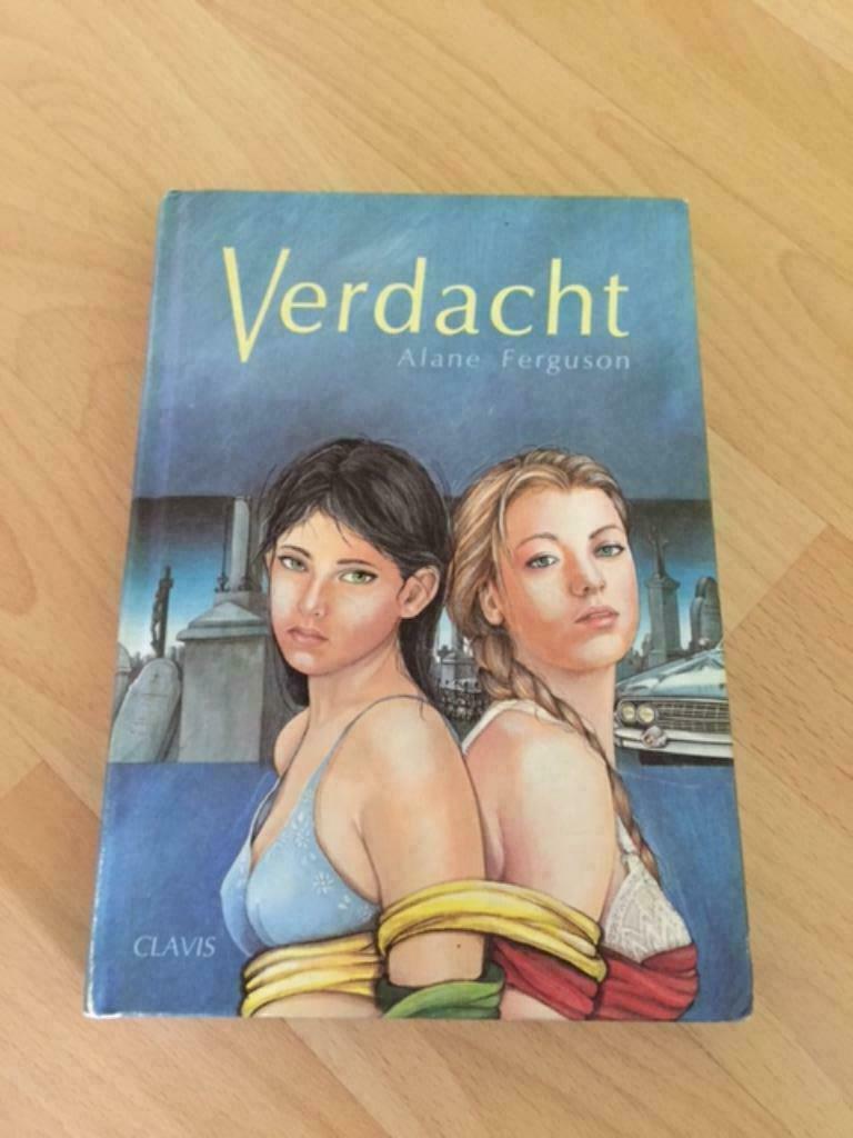 Boek 'Verdacht', Ophalen of Verzenden, Zo goed als nieuw