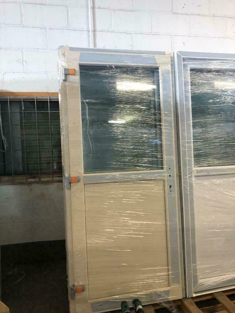 PVC Deur Cremewit - Ideaal voor schuur, garage of tuinhuis, Doe-het-zelf en Bouw, Deuren en Vliegenramen, 80 tot 100 cm, Nieuw