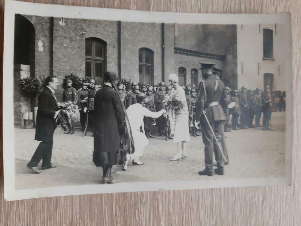 Koningin Astrid en Koning Leopold  bezoek aan ??/ 2 foto's, Verzamelen, Verzenden, Gebruikt, Kaart, Foto of Prent