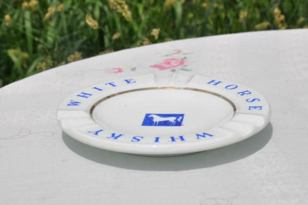 §  cendrier horse white porcelaine baudour, Collections, Marques & Objets publicitaires, Enlèvement ou Envoi, Utilisé, Autres types