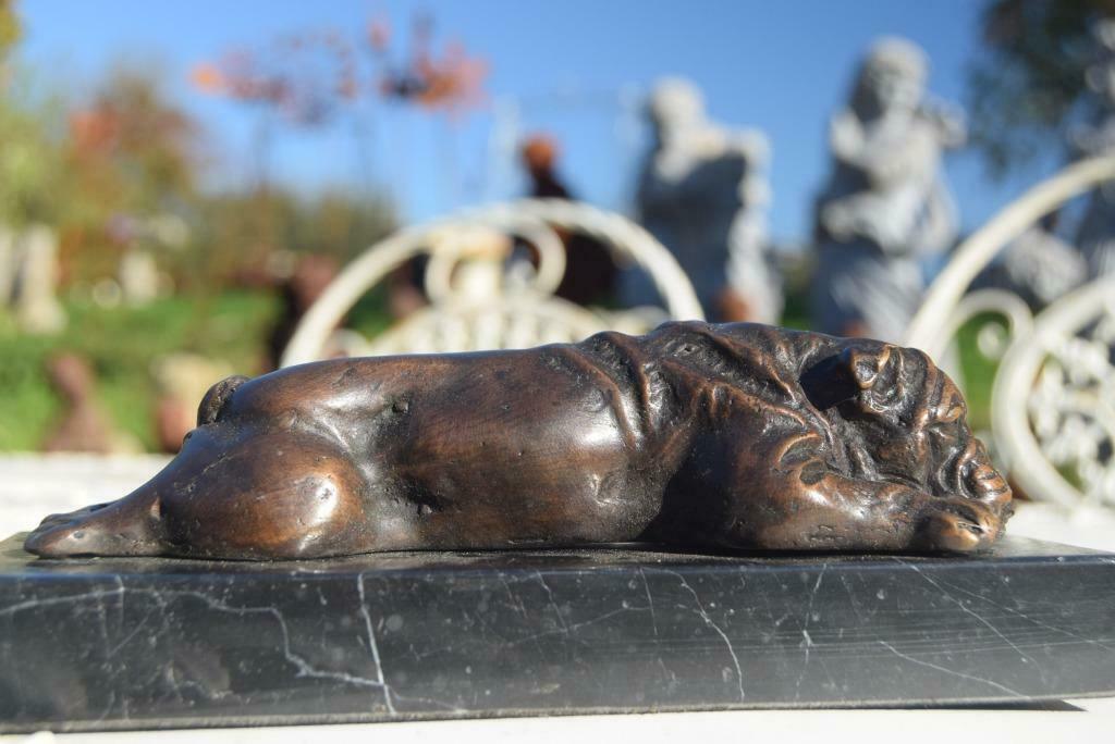 Bouledogue anglais affalé en bronze sur socle en marbre, Antiquités & Art, Enlèvement ou Envoi, Bronze