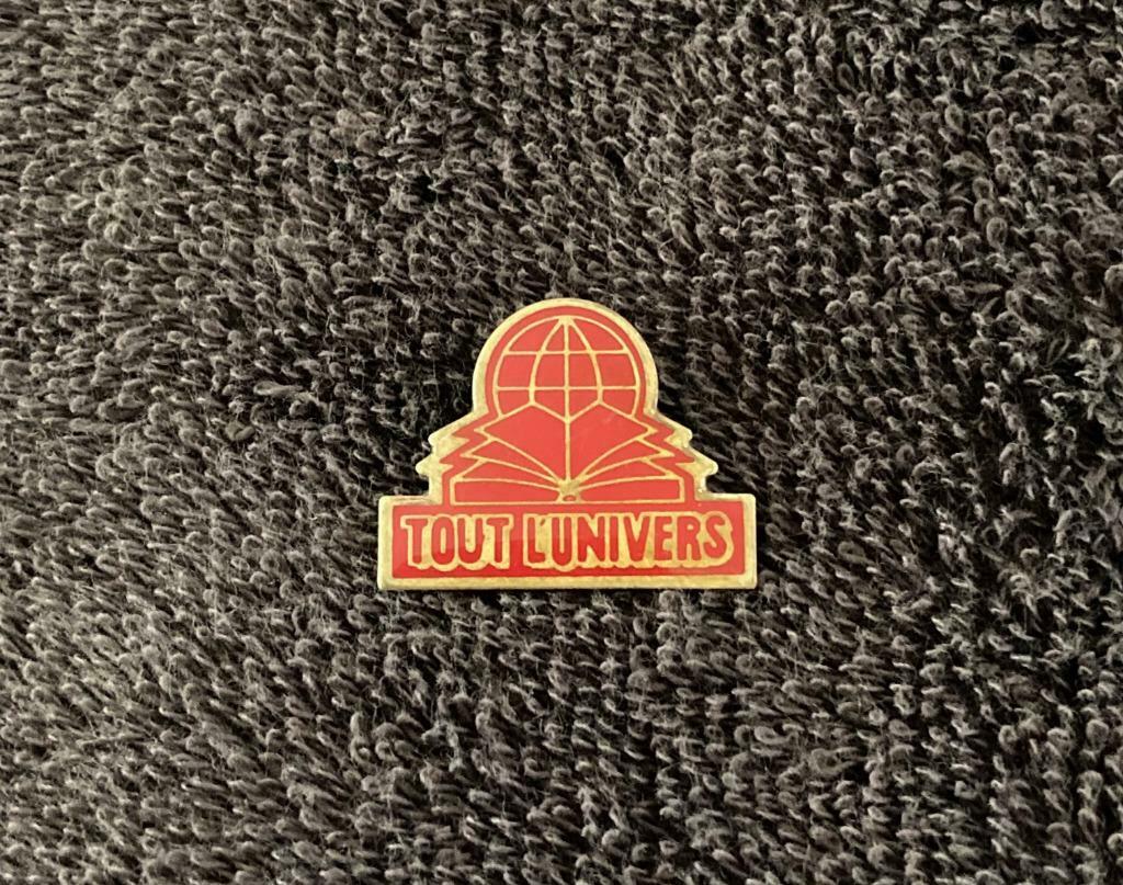 PIN - TOUT L'UNIVERS - LIVRE ENCYCLOPEDIE, Envoi, Utilisé, Autres sujets/thèmes, Insigne ou Pin's