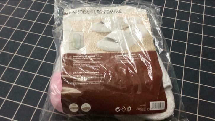 3 éponges de bain et 1 paire de chaussons de bain taille 38., Enlèvement ou Envoi, Neuf, Blanc, Autres types