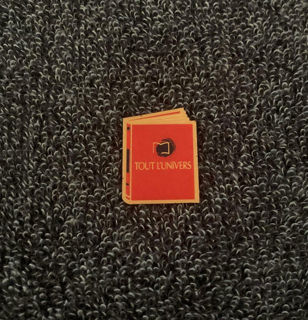 PIN - TOUT L'UNIVERS - LIVRE ENCYCLOPEDIE, Envoi, Utilisé, Autres sujets/thèmes, Insigne ou Pin's