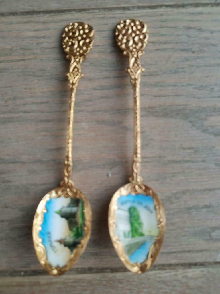 Deux cuillères à café en porcelaine de la même série, Enlèvement ou Envoi