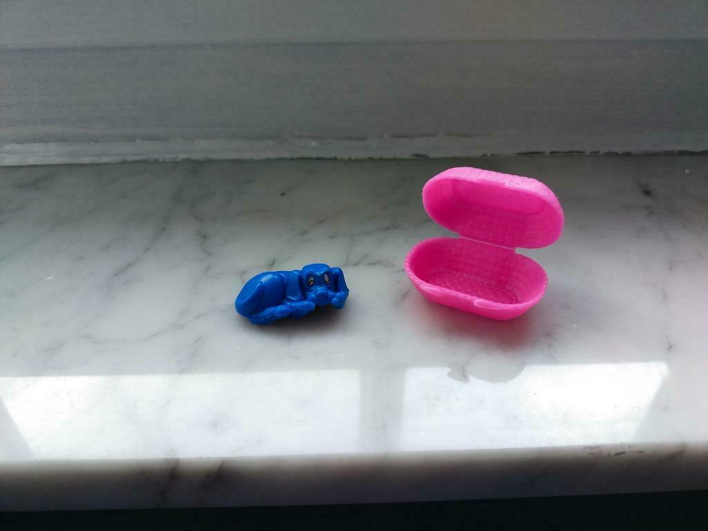 Figurine Chien bleu dans panier rose K95 n 64 – KINDER 1994, Collections, Œufs à surprise, Utilisé, Numéros K, Enlèvement ou Envoi
