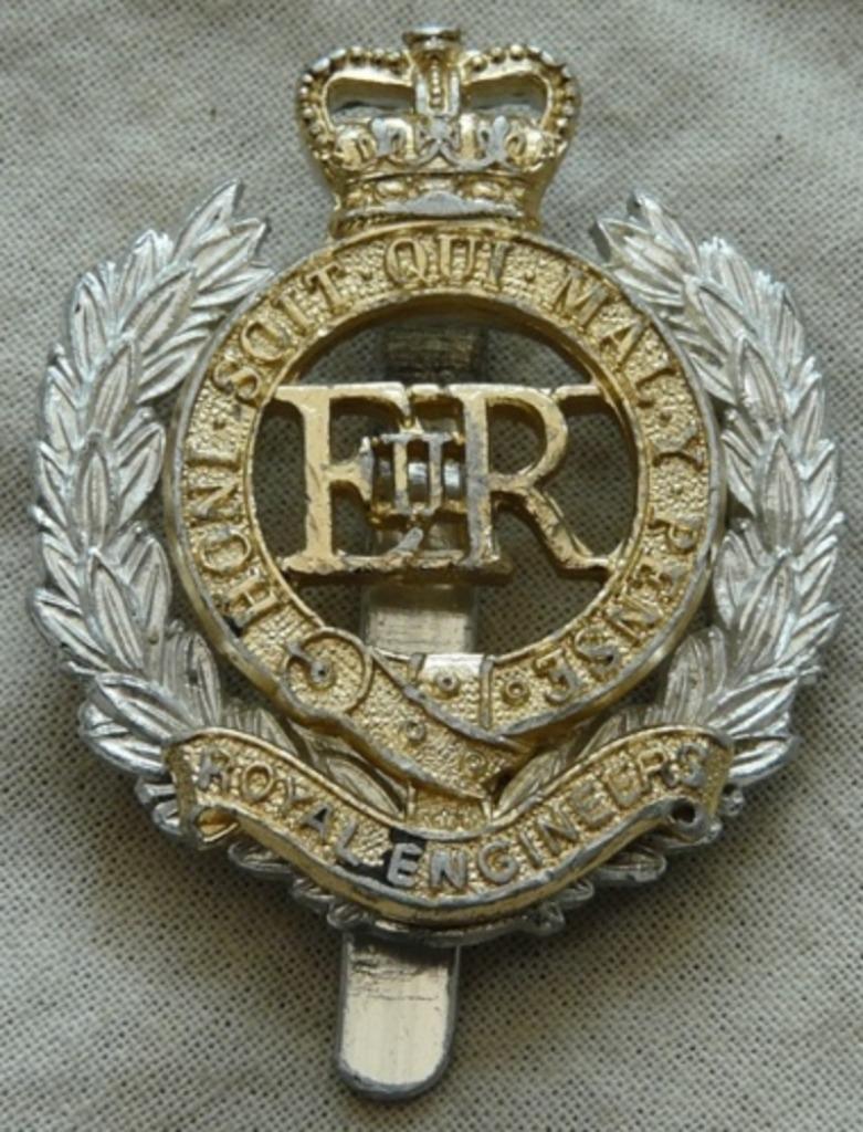 Cap Badge, Royal Engineers - Queens Crown, UK, 1970s.(Nr.1), Ophalen of Verzenden, Landmacht, Helm of Baret