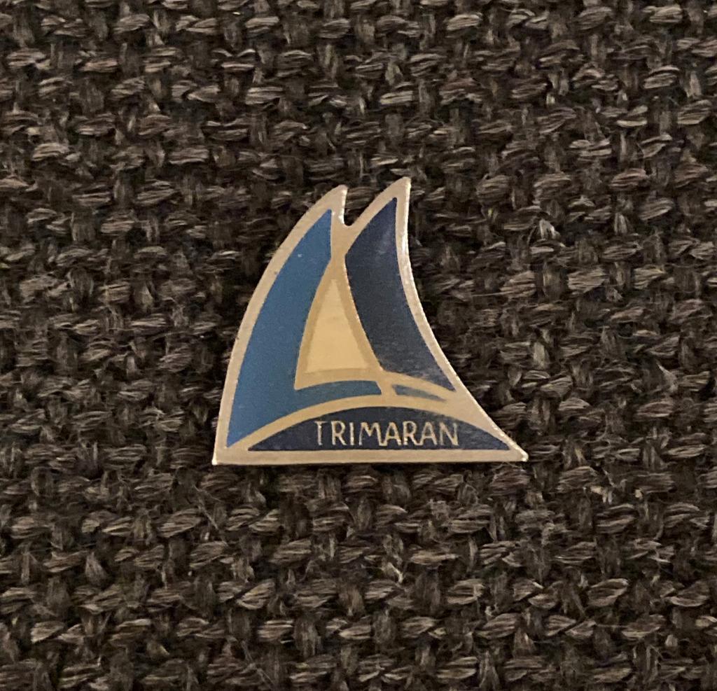 PIN - TRIMARAN - VOILIER - ZEILBOOT - BOOT - BATEAU, Verzenden, Gebruikt, Overige onderwerpen, Speldje of Pin