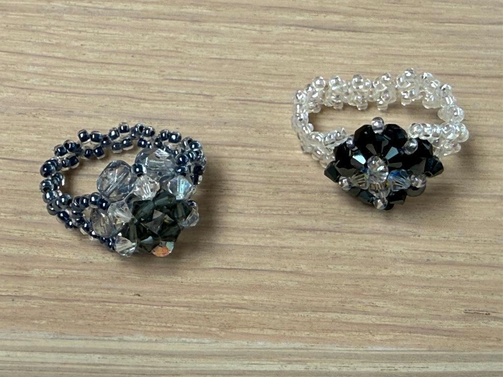 Zelfgemaakte juwelen met pareltjes (3 stuks), Handtassen en Accessoires, Ringen, Kunststof, Zwart, Nieuw, Ophalen of Verzenden