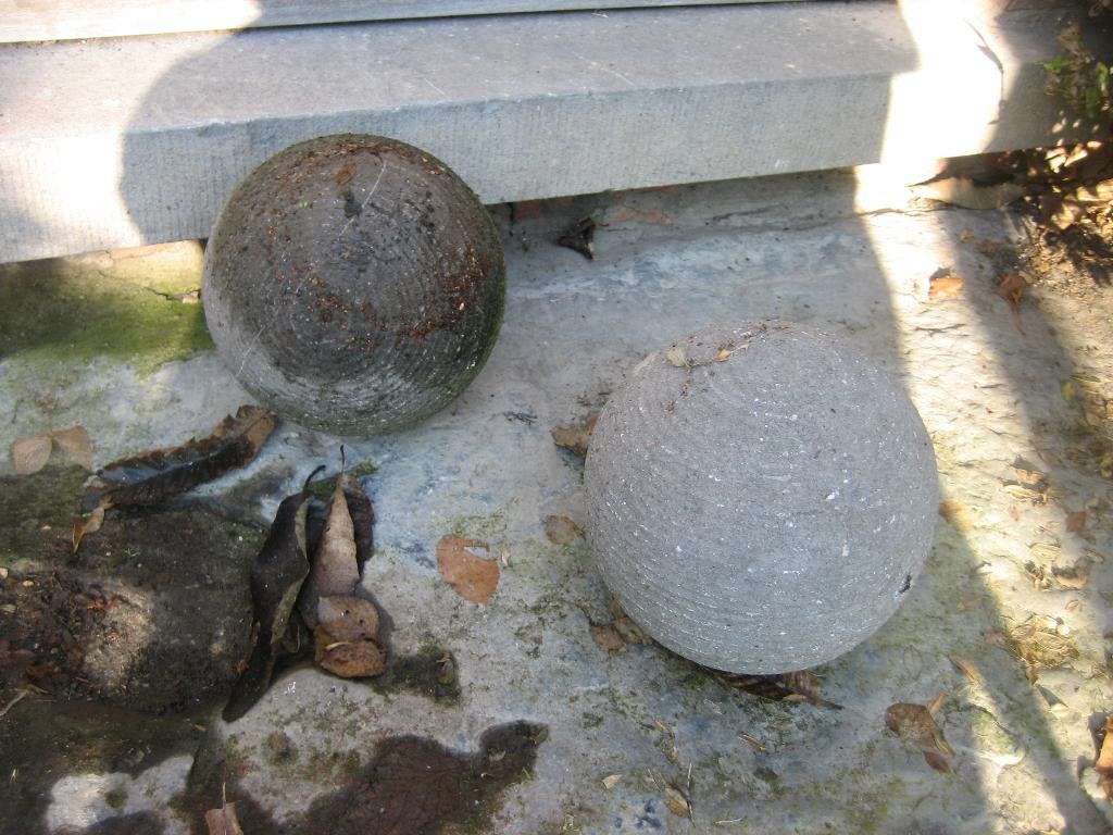 twee mooie oude arduinen bolletjes, Tuin en Terras, Ophalen, Gebruikt