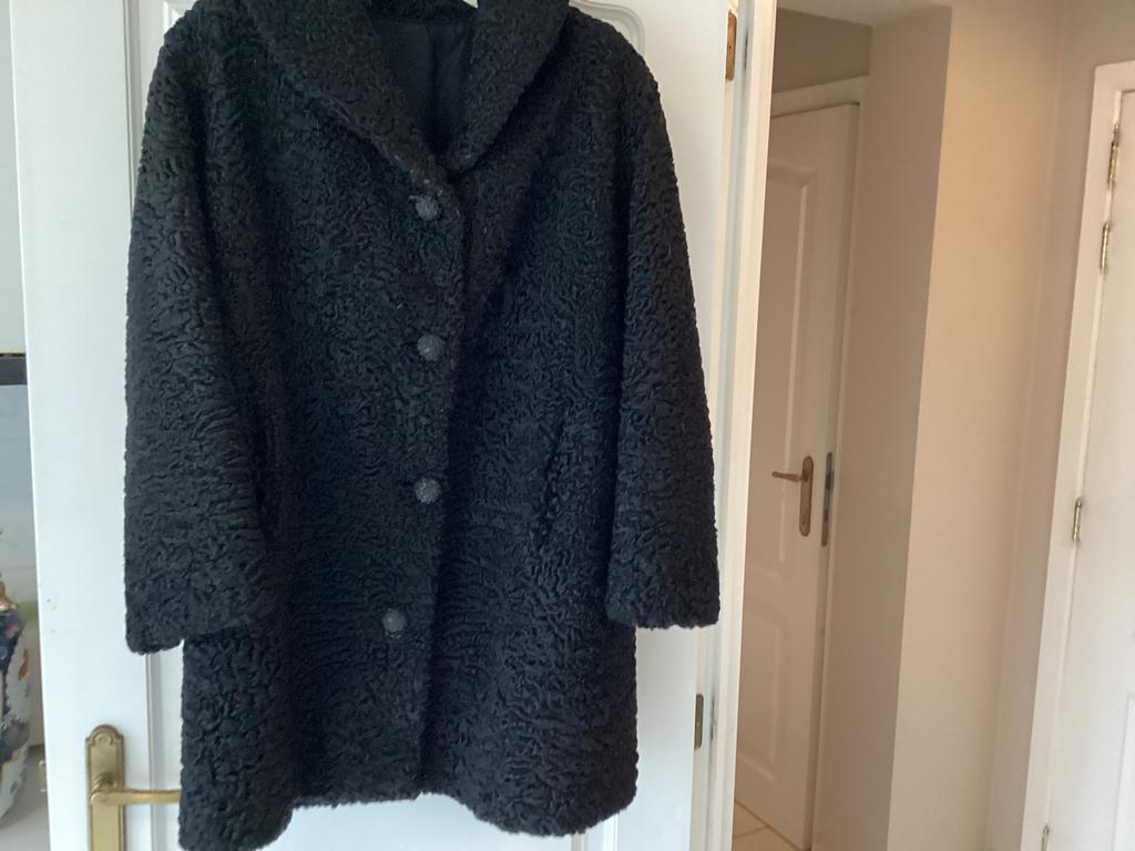 Zwarte astrakan jas, Kleding | Dames, Jassen | Winter, Ophalen of Verzenden, Gedragen, Maat 42/44 (L), Zwart