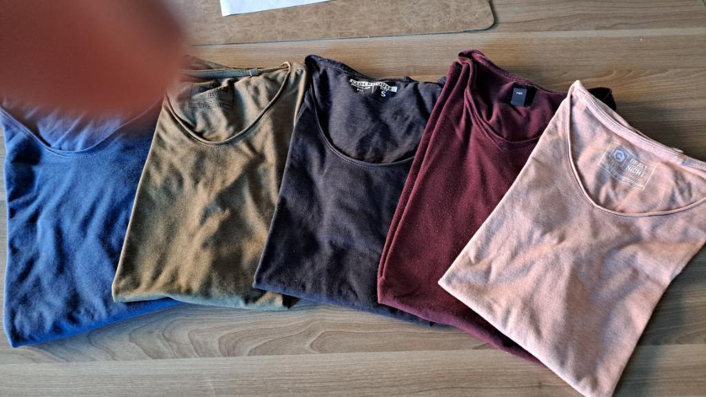 5 T-shirts heren  XS met vhals, Vêtements | Hommes, T-shirts, Enlèvement ou Envoi, Porté, Taille 46 (S) ou plus petite, Autres couleurs