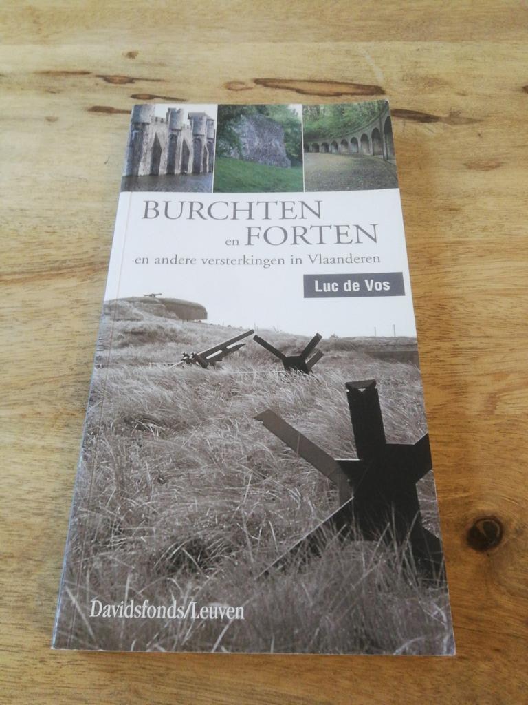 Luc de Vos - Burchten en forten in Vlaanderen, Boeken, Ophalen of Verzenden, Zo goed als nieuw, L. De Vos