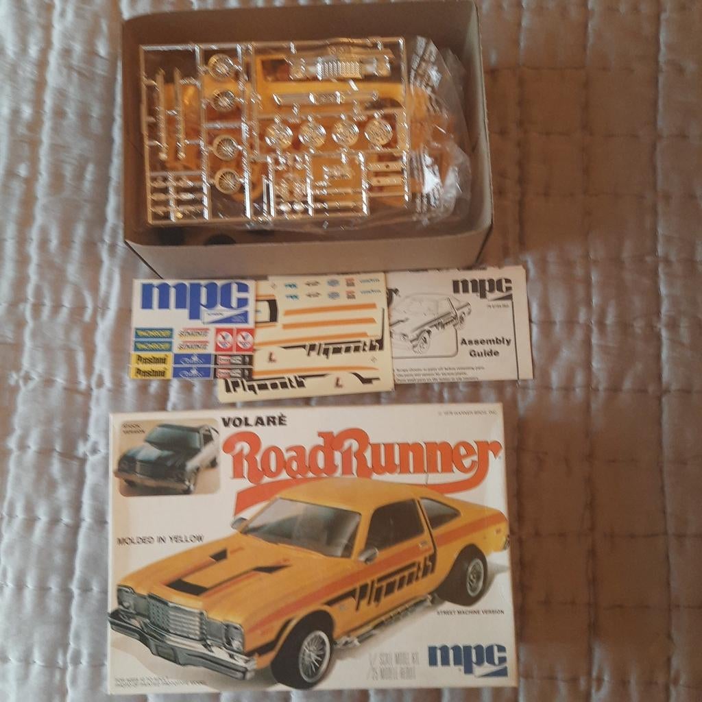 KIT VINTAGE ROAD RUNNER PLYMOUTH VOLARE.1/25. NOUVEAU., Neuf, Autres marques, Voiture, Plus grand que 1:32