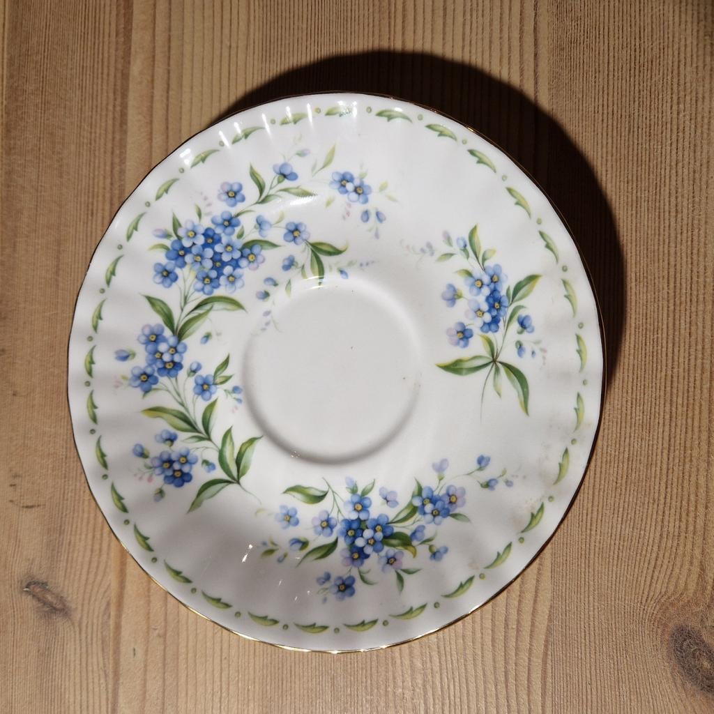 Petite sous tasse Royal Albert Fleurs du Mois, Enlèvement ou Envoi