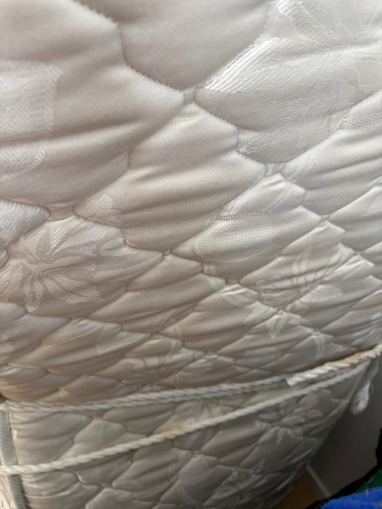 Matelas 200x160 utilisé à donner, Maison & Meubles, Enlèvement ou Envoi, Utilisé, Autres types, Blanc