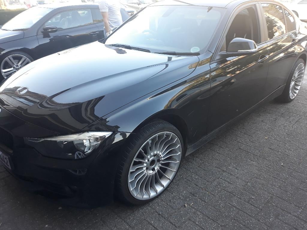 BMW F30 met gereviseerde motor 2.0diesel, Auto's, Euro 5, Achterwielaandrijving, Zwart, 4 cilinders