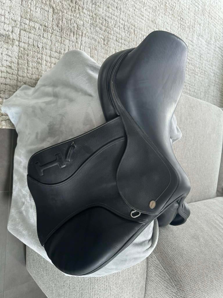 Konic elite zwart springzadel, Dieren en Toebehoren, Paarden en Pony's | Zadels, Zo goed als nieuw, Ophalen