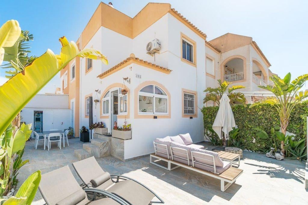 Gerenoveerde hoekwoning in Torrevieja, Immo, Buitenland, Torrevieja, Spanje, Woonhuis, 2 kamers