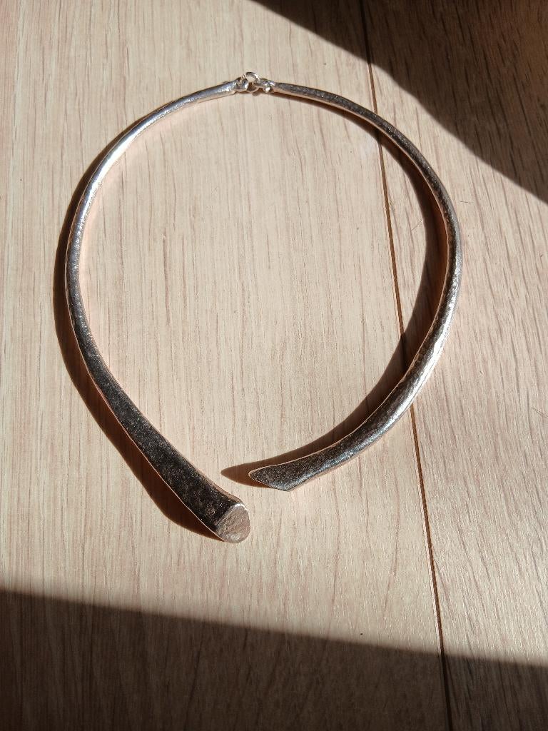 Zilveren tinnen halsketting van Ubu, Handtassen en Accessoires, Kettingen, Ophalen of Verzenden, Zo goed als nieuw, Zilver, Overige materialen