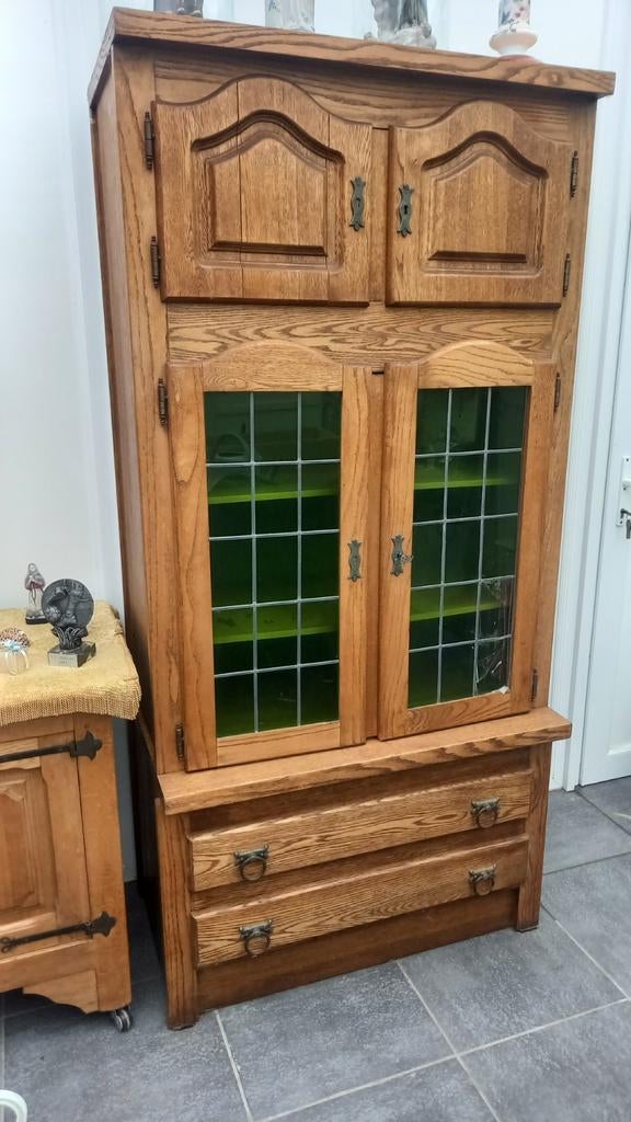 Vitrine
État propre à l'extérieur de la vitre à gauche en de, Maison & Meubles, Enlèvement