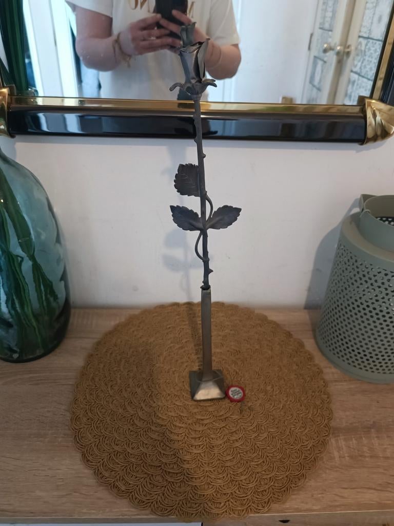 Pot en étain avec rose, Enlèvement