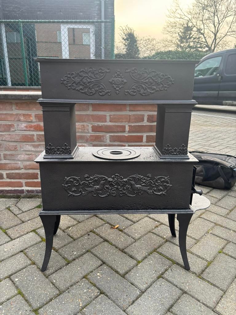 Antieke godin ,Ardense etagekachel met vogel-reliëf"., Huis en Inrichting, Kachels, Ophalen, Houtkachel, Zo goed als nieuw, Vrijstaand