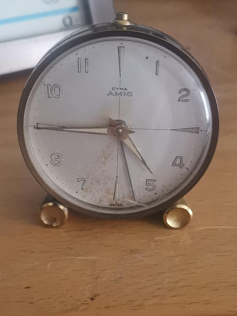 Vintage réveil suisse, Enlèvement