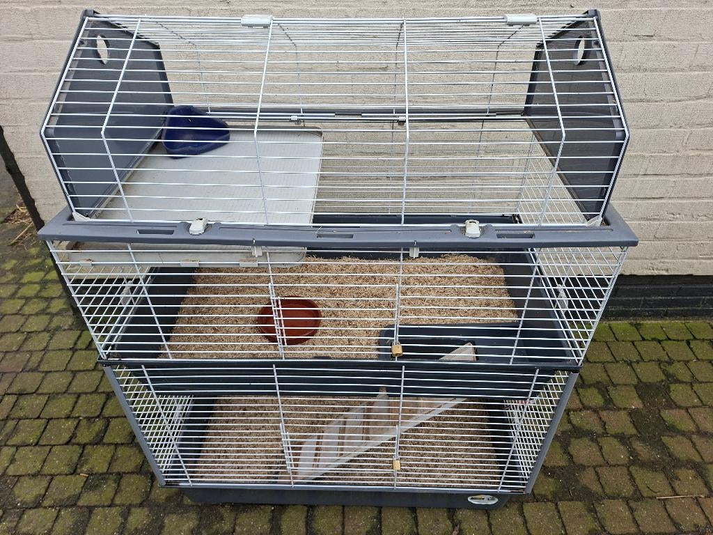 Konijnen villa, Dieren en Toebehoren, Knaagdieren en Konijnen | Hokken en Kooien, Zo goed als nieuw, Kooi, 90 cm of meer, 110 cm of meer